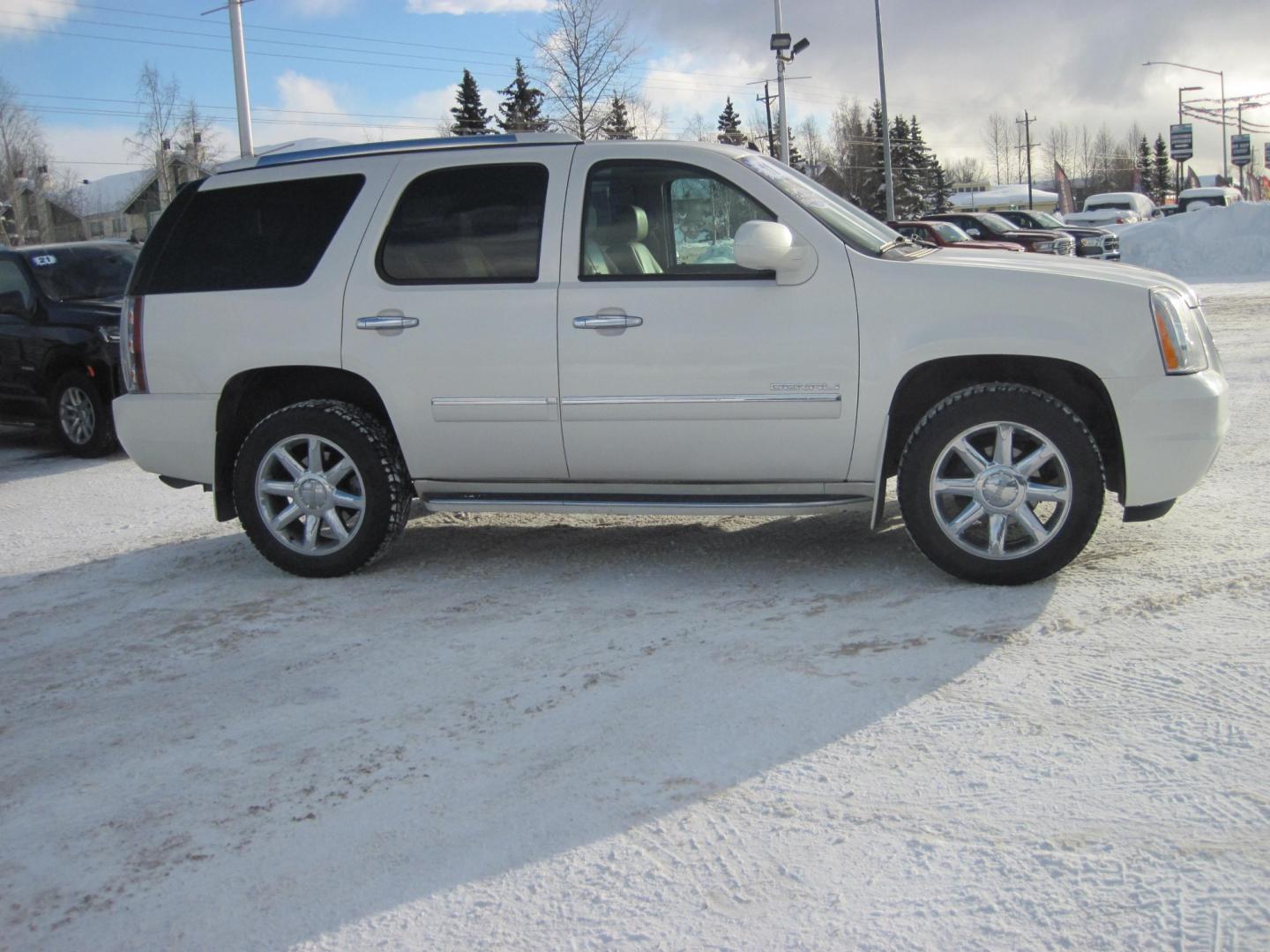 2011 White Diamond /Charcoal/Black GMC Yukon Denali AWD (1GKS2EEF4BR) with an 8 Cylinder Engine engine, Automatic transmission, located at 9530 Old Seward Highway, Anchorage, AK, 99515, (907) 349-3343, 61.134140, -149.865570 - Photo#2